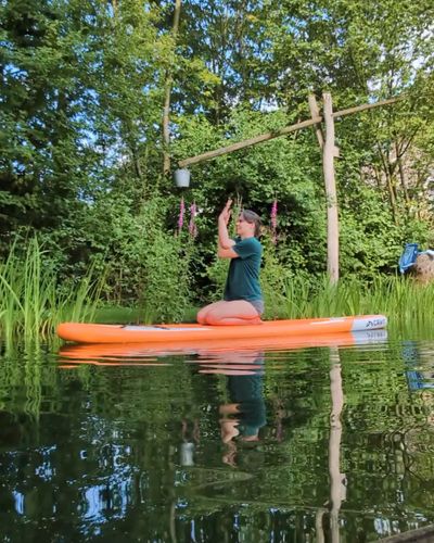een yoga-houding op een supplank
