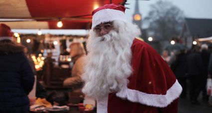 Kerstman op kerstmarkt