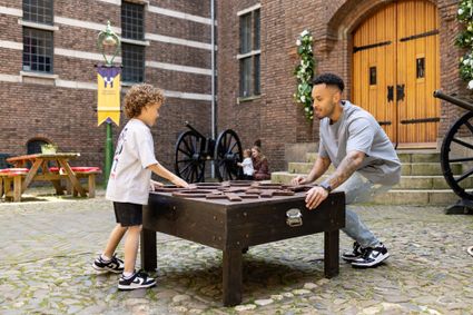 Spelletjes spelen op de binnenplaats van Kasteel Helmond