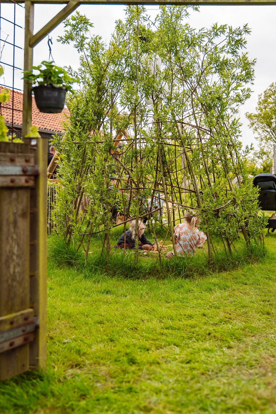 Kinderen in de Wilgenhut in de tuin