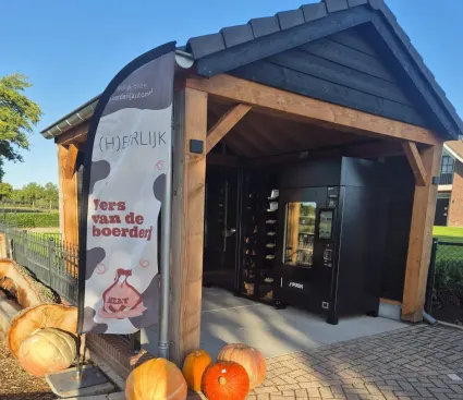 Houten huisje met automaten met vlees en andere versproducten