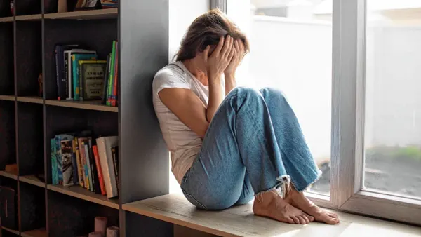 een vrouw met haar handen voor haar gezicht