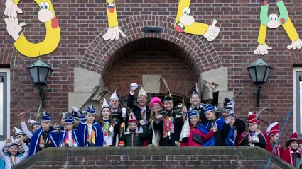 carnavalsprinsen staan met de burgemeester op het bordes van het gemeentehuis