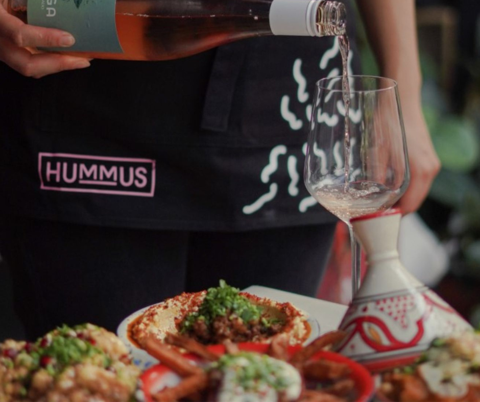 Een tafel vol lekkere gerechten bij Hummus