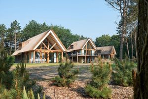 Drei luxuriöse Ferienhäuser in einem Ferienpark in Drenthe.