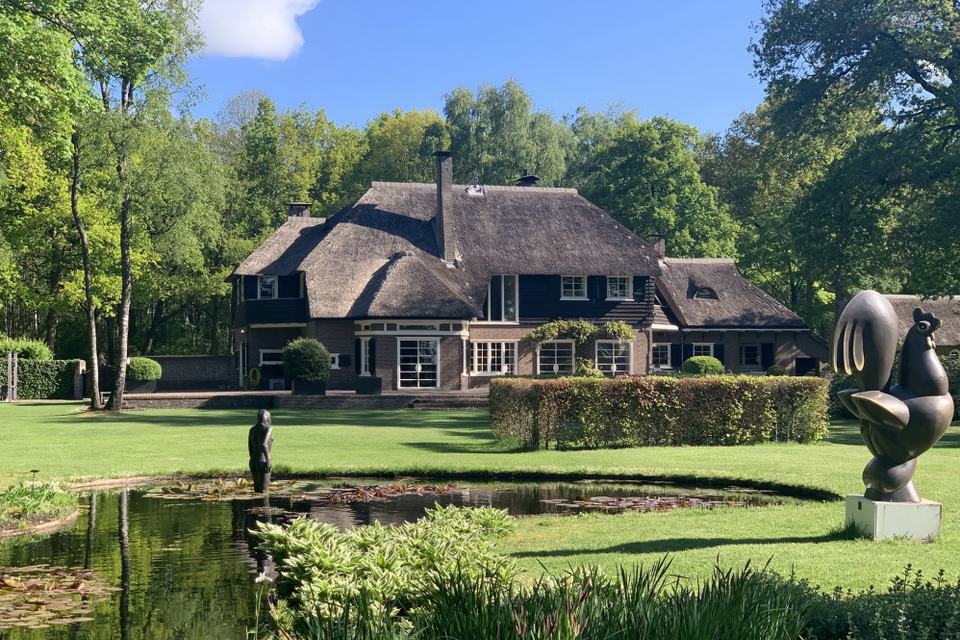 Landhuis Dennenrode, met haar prachtige tuin met vijver en beeldende kunst