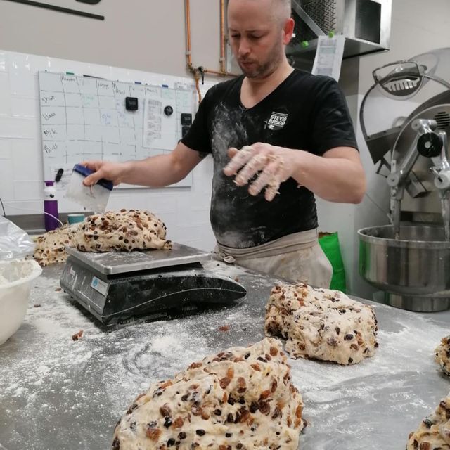 Bakker van Bakkerij Stevig Brood is bezig met brood bakken