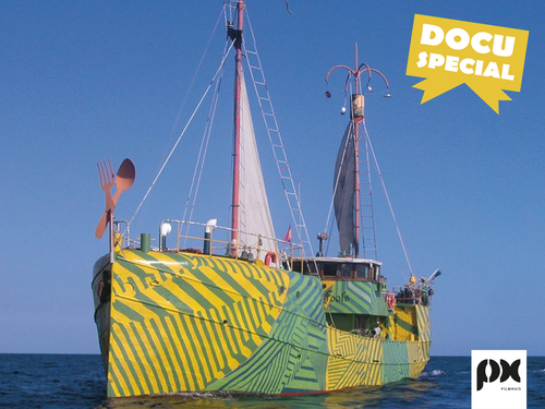 Gekleurde boot op zee