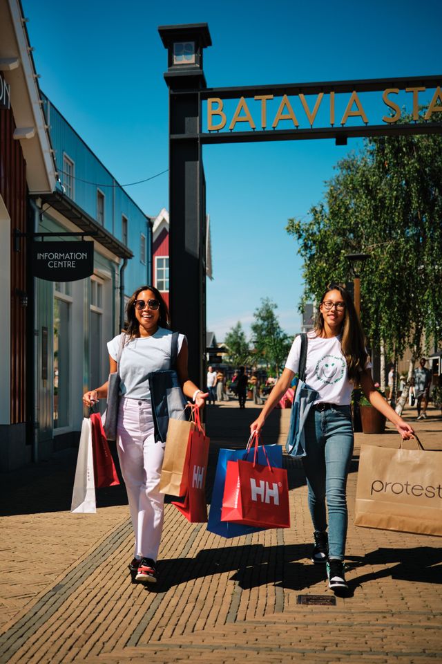 Vrouwen aan het winkelen Batavia Stad Fashion Outlet.
