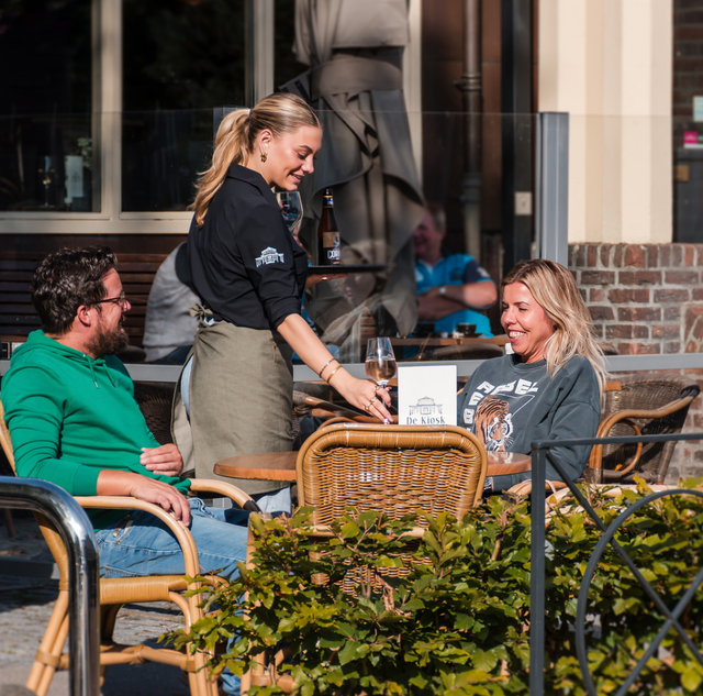 Terrasse im Herbst am Kiosk Loon op Zand