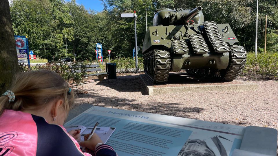 Meisje met Handboek voor Helden voor de Sherman tank