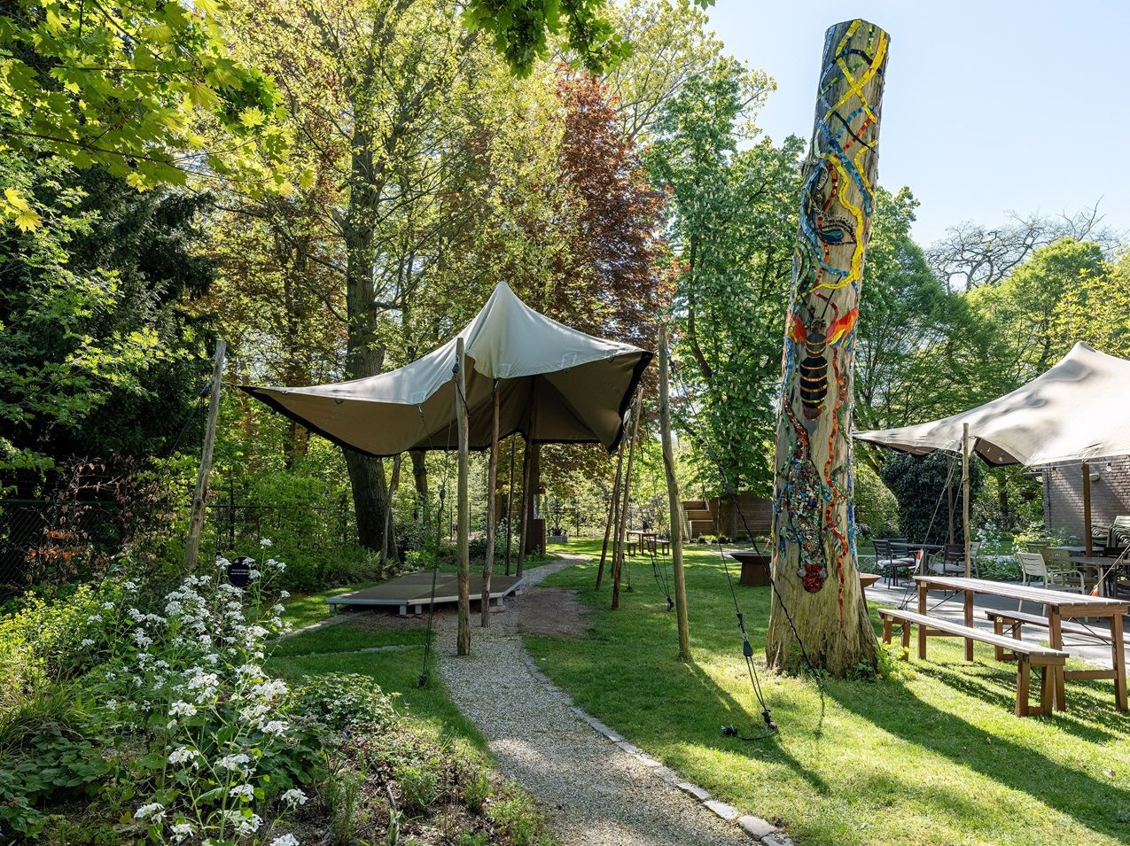 Open tuindagen in de zomer - Met kunstboom