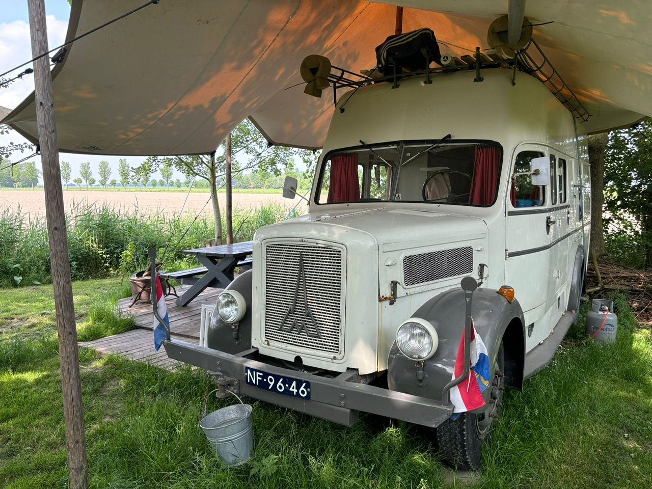 Glamping in een brandweerwagen