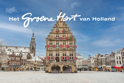 Het stadhuis van Gouda op de Markt, omringd door historische panden in winterse sfeer