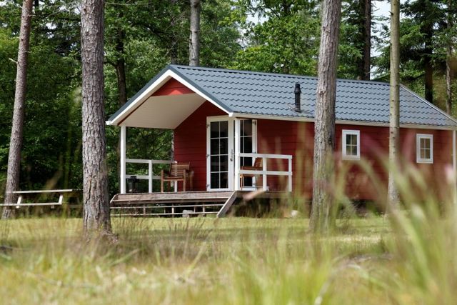 Ein rotes Bungalow