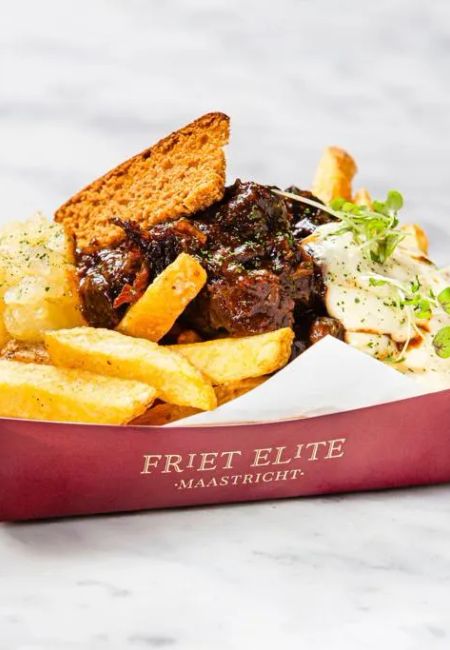Bakje friet met topping zuurvlees
