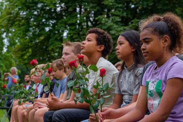 Leerlingen van De Springplank tijdens de herdenking in 2021