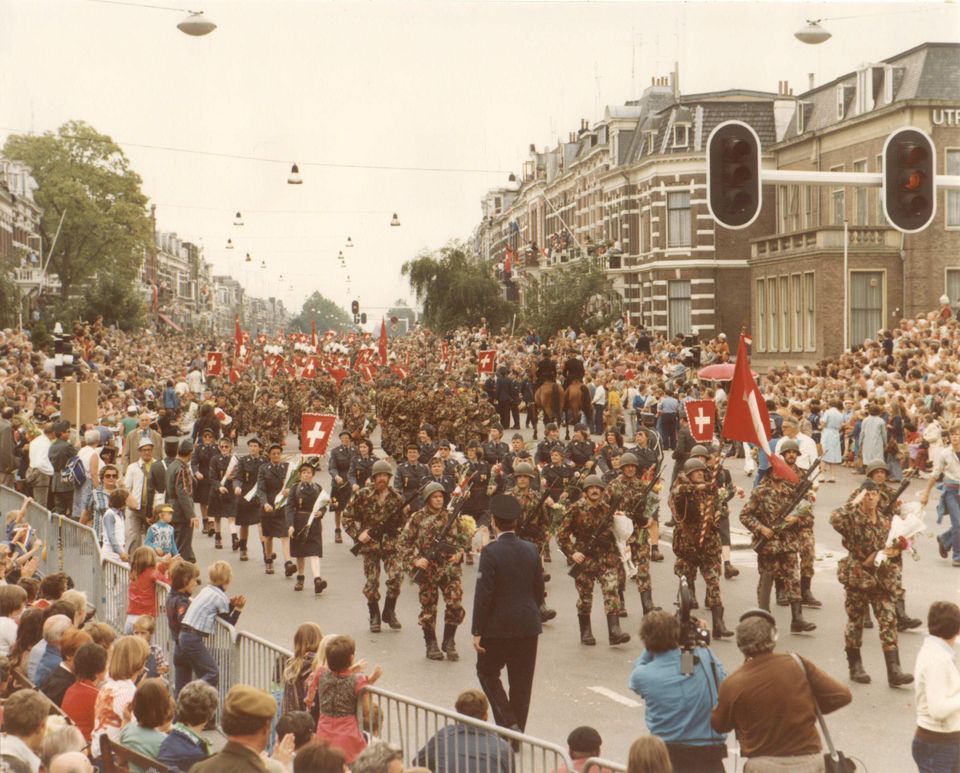 De intocht van Zwitserse deelnemers (SUI) over de St. Annastraat op de vierde dag van de 61e Vierdaagse.