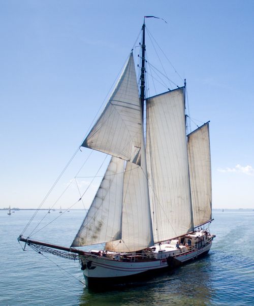 Een zeilschip op het water