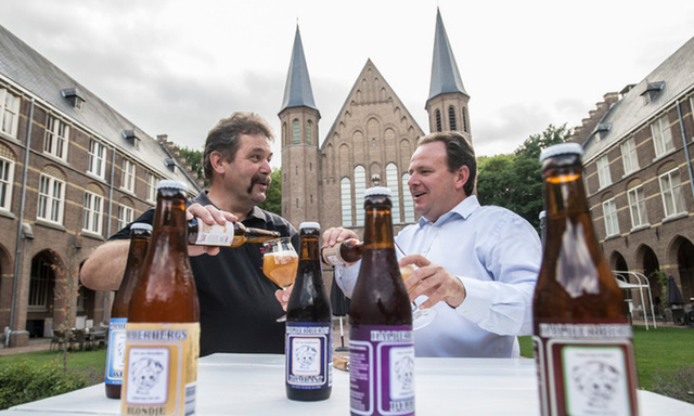 Een moment van ontmoeting tussen bezoekers en brouwers, waar verhalen, vakmanschap en smaak centraal staan.