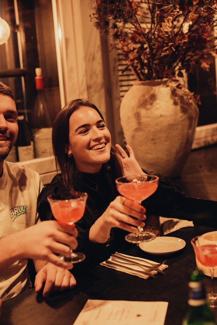 Genieten van goede gesprekken en kleurrijke cocktails tijdens een Boozy Brunch bij Viviamo in Woerden. In een warme, intieme sfeer proosten vrienden samen op een ontspannen middag vol smaak en gezelligheid.