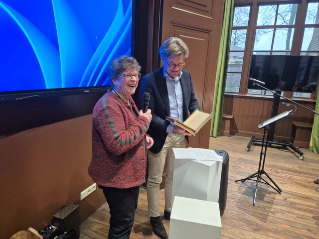 Elly van Noorden overhandigde het dagboek aan gemeentearchivaris Hildo van Engen