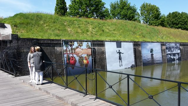 Fotofestival Naarden foto's aan de vestingmuren