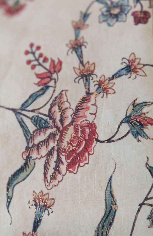Katoenen stof gedecoreerd met bloemen en accentjes van bladgoud