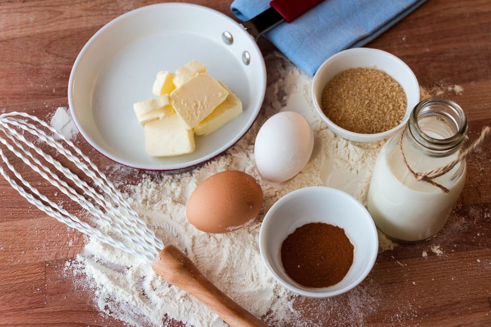 Op een tafel liggen ingrediënten om pannenkoeken te bakken.