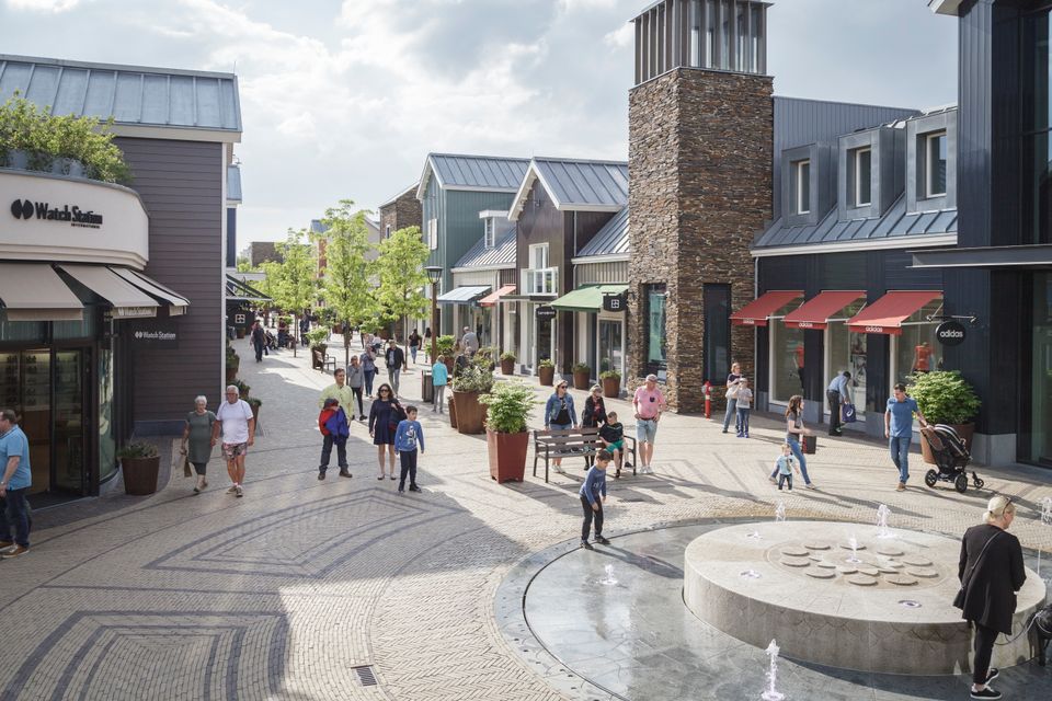 Winkelen in Bataviastad, binnenplaats met fontein in Lelystad, Flevoland