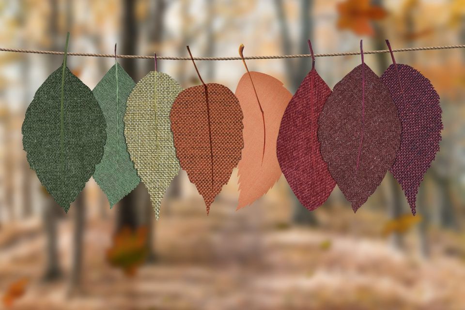 Een slinger van gekleurde herfstbladeren gemaakt van stof.