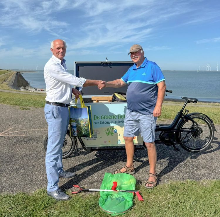 Henk Visser fietst het eiland rond om zwerfafval op te ruimen