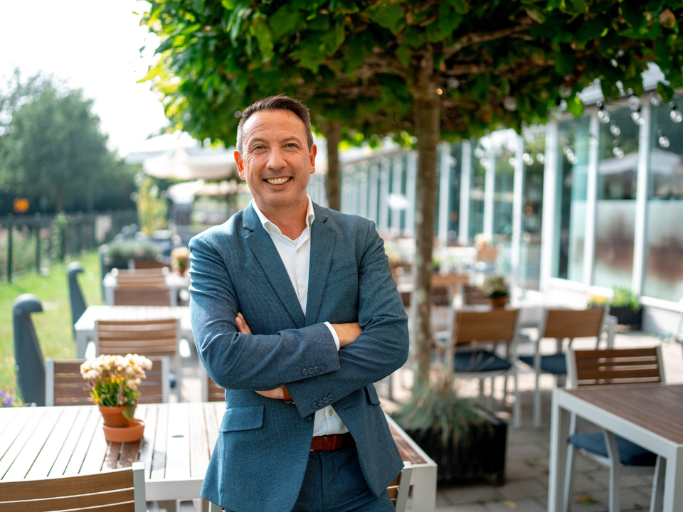 UITvergroot John Patrick Vermulst op het terras van Westcord Hotel Delft