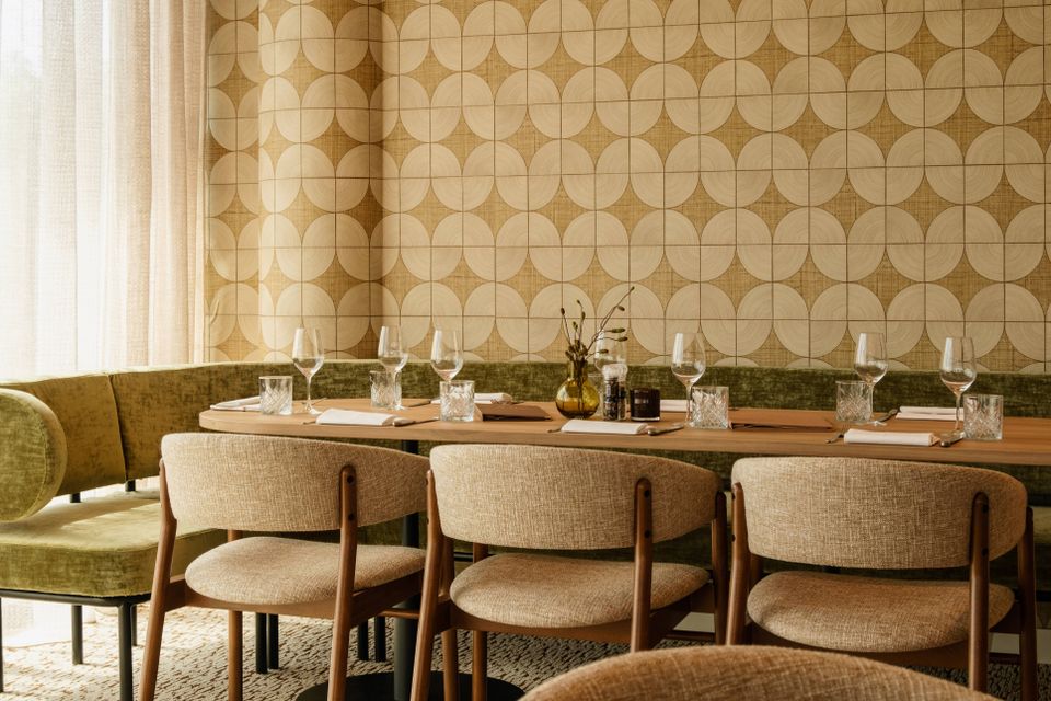 Hotel Van der Valk Woerden, Woerden, Groene Hart, modern restaurantinterieur met lange eettafel, comfortabele zitplaatsen en stijlvolle inrichting.