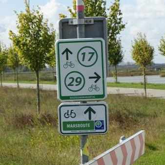 Volg de bordjes met 'Maasroute'. Deze hangen onder de reguliere knooppuntborden.