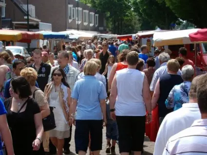 Bezoekers van de jaarmarkt struinen langs kramen in het centrum van Haaren