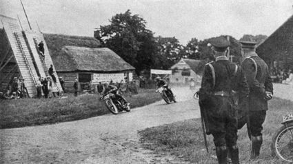 T.T.-races over hobbelige klinkerwegen dwars door de bebouwde kom, pal langs boerderijen, van het dorp Hooghalen op het (oude) TT-circuit.