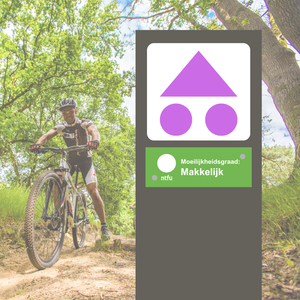 Volg de paarse bewegwijzering van de driehoek met twee rondjes. De bordjes vind je op palen langs de route.