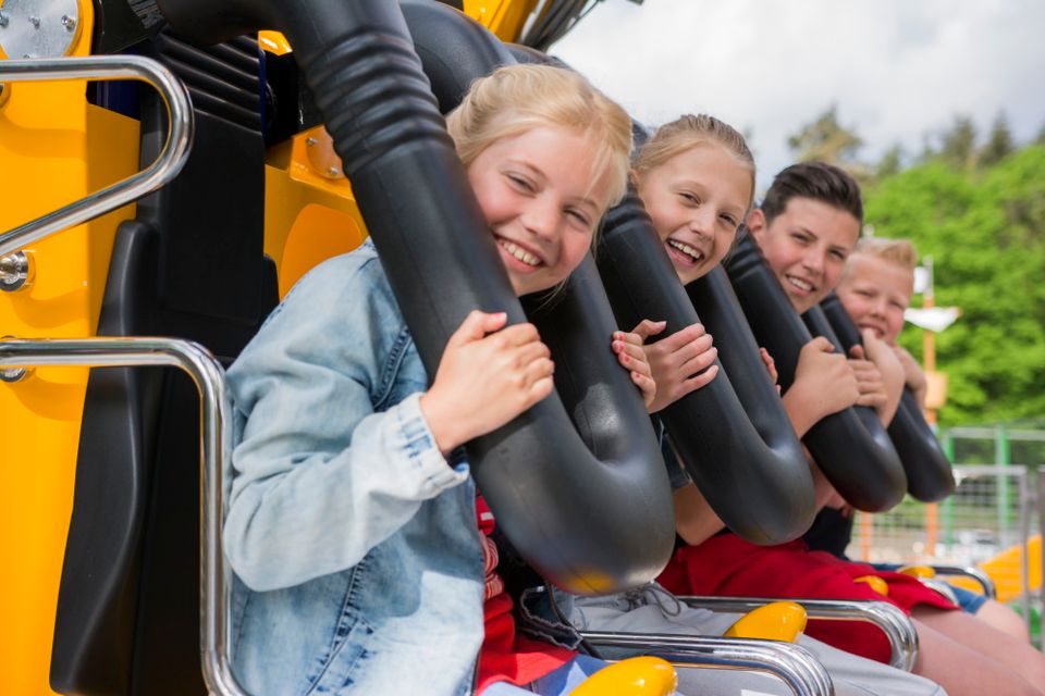 Vier Kinder in einer Attraktion.