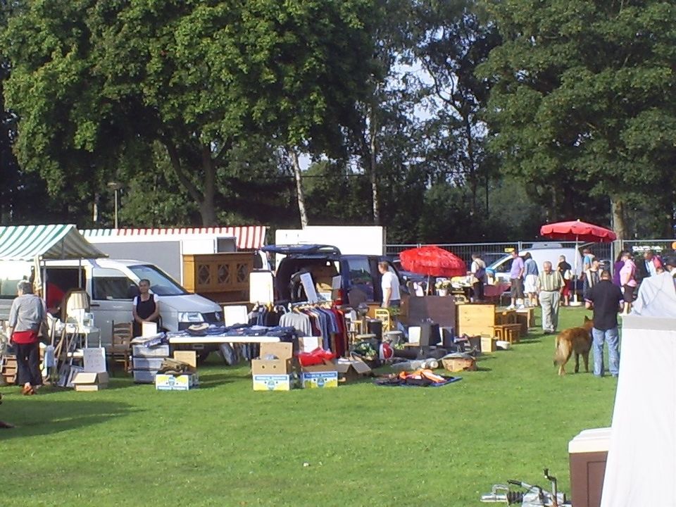 Vlooienmarkt op grasveld in Soest