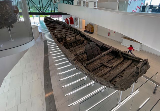 Het houten schip De Meern 1 van boven gezien.