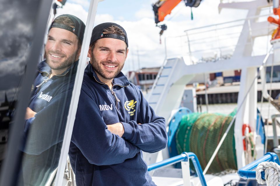 Een visser op een schip in Flevoland