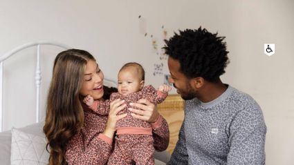 Speciaalzaak Babywinkel De Korte Woerden, provincie Utrecht, Groene Hart, jonge ouders met hun baby in zachte babykleding als sfeerbeeld voor babyartikelen en kindermode in de winkel.