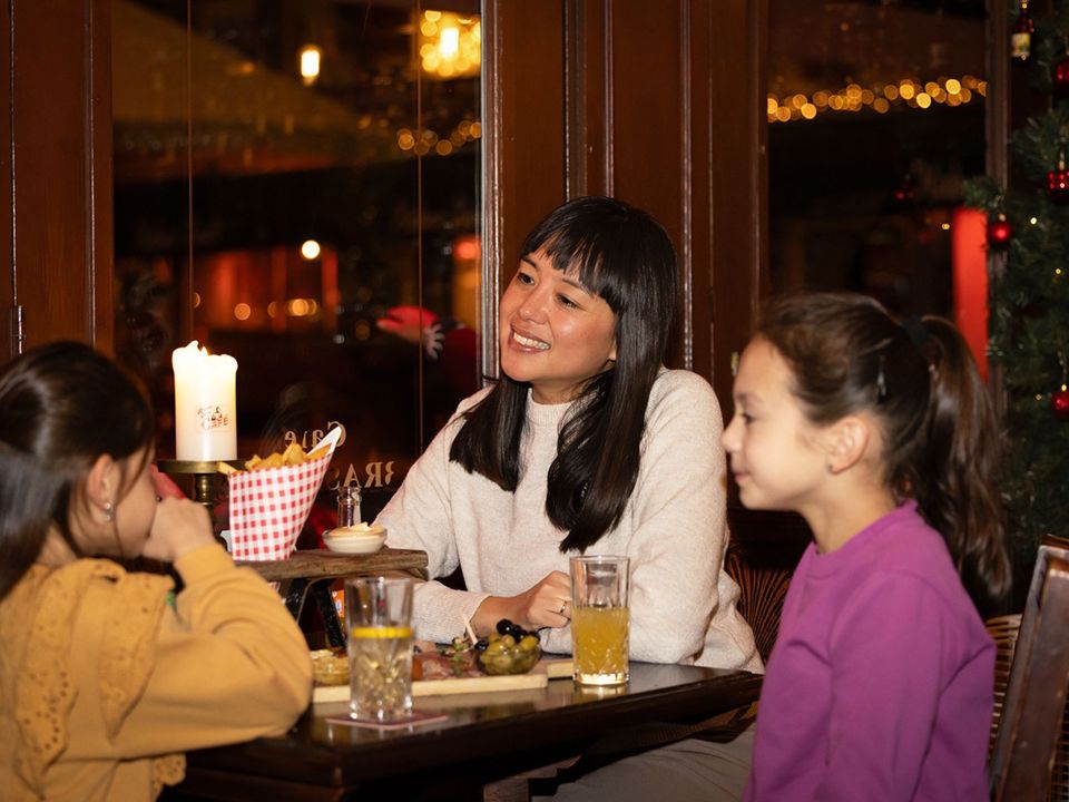 Een moeder aan het eten met haar dochters