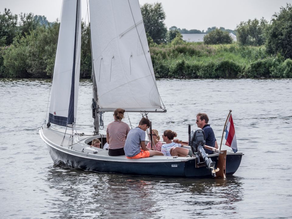 een groepje mensen in een zeilbootje op het sneekermeer
