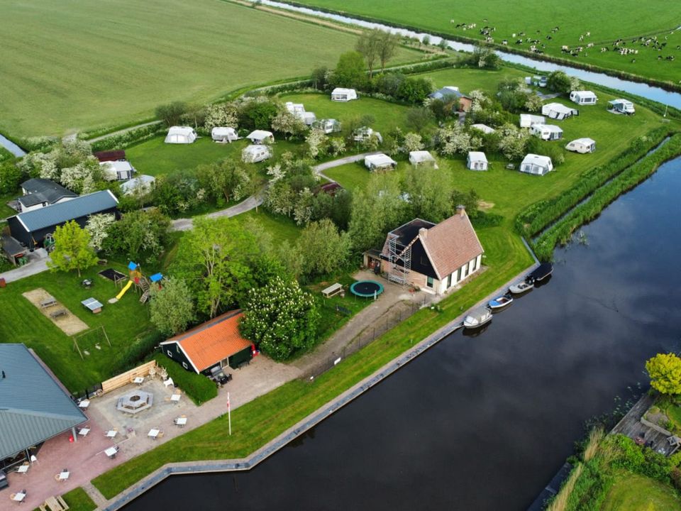 Camping It Krúswetter in Easterlittens van bovenaf.