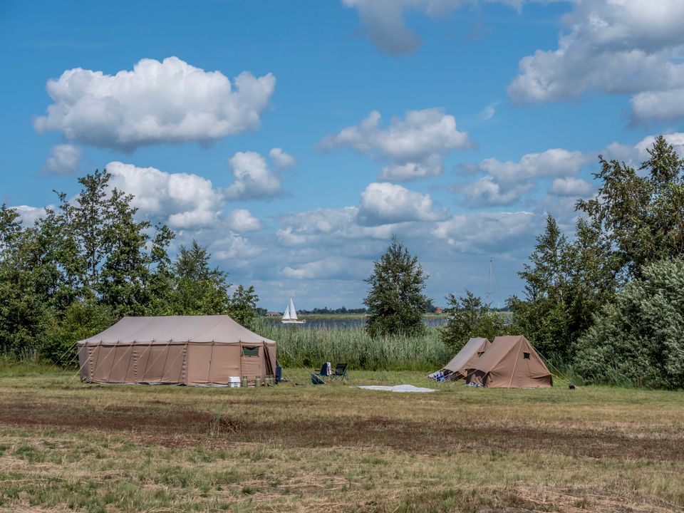 verschillende tenten op een veld