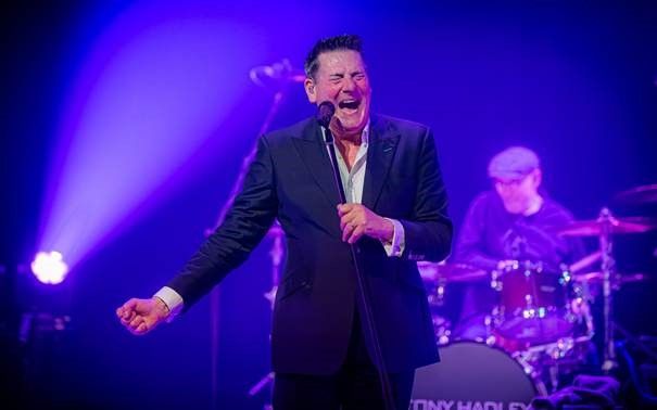Tony Hadley tijdens zijn eerdere optreden in 2023 in de grote zaal van De Vorstin – Foto door Lex Putman