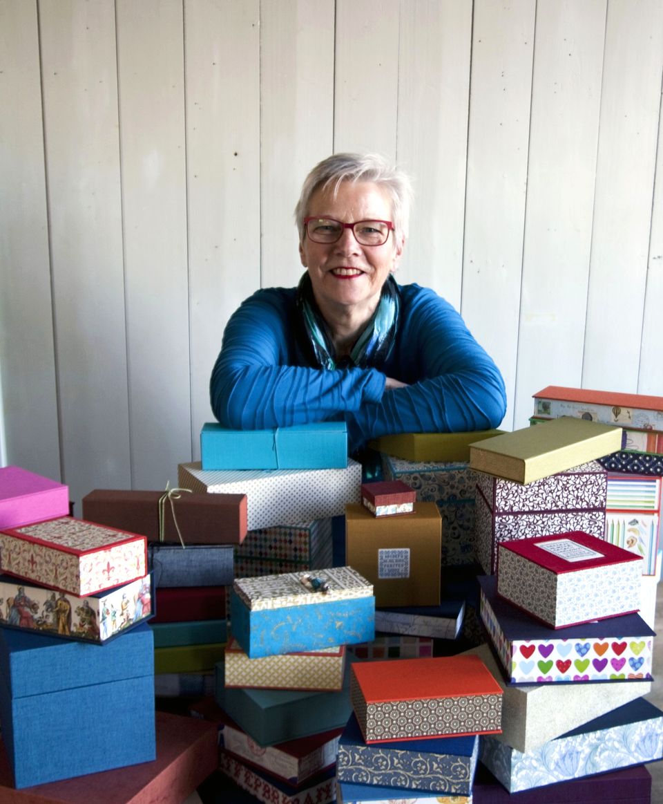 Een mevrouw met heel veel boeken