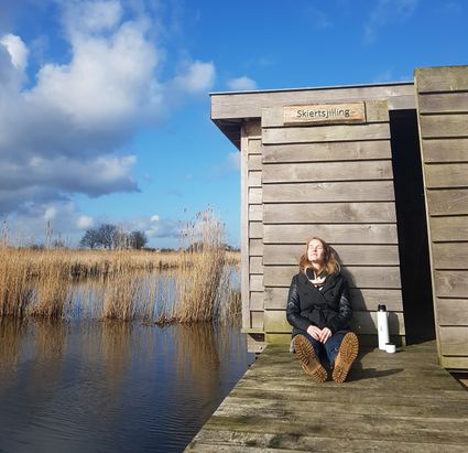 Heerlijk even in de zon, lekker zittend tegen de vogelkijkhut in de Twijzelermieden.